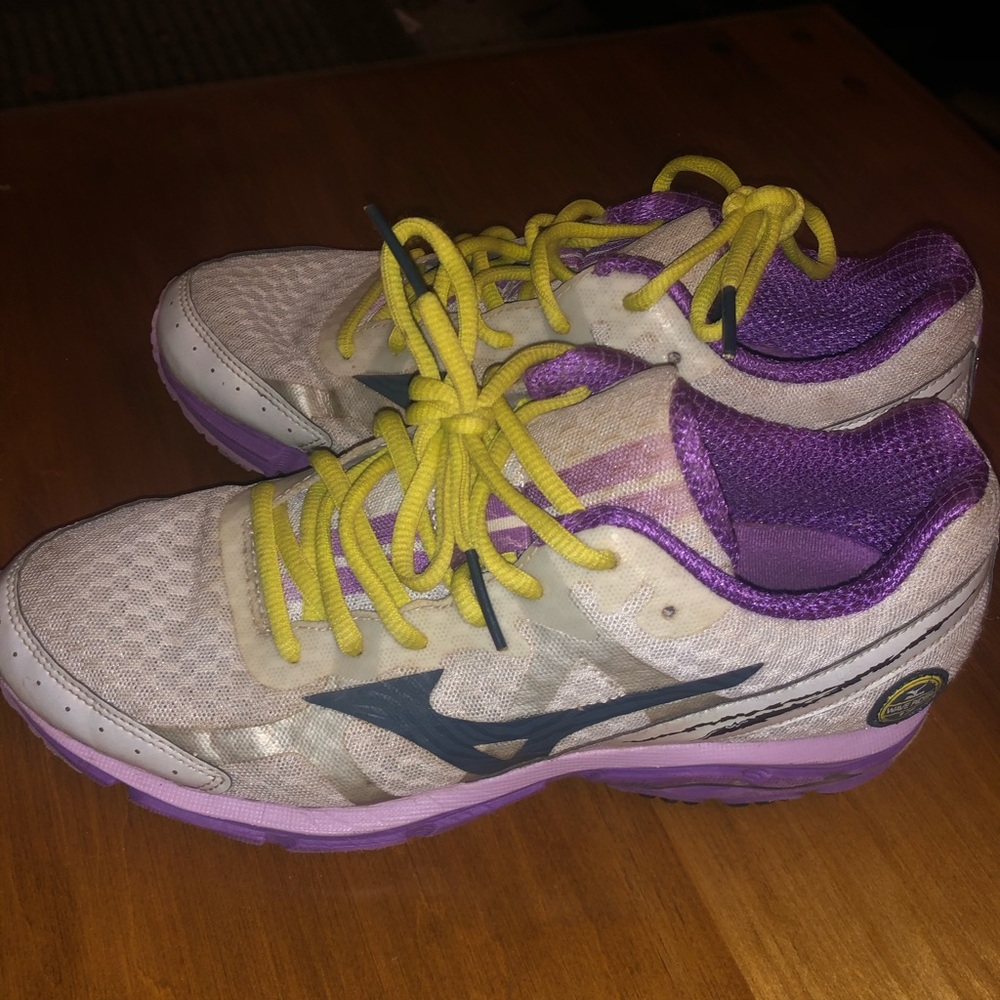 Women’s Mizuno running shoes- good condition